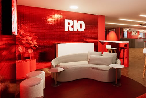 Espaço corporativo com bar e sofás